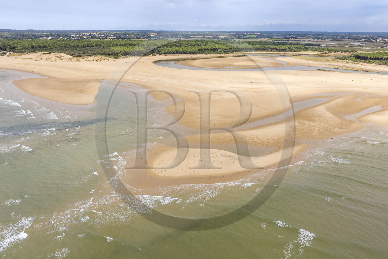France, Vendée (85), Talmont-Saint-Hilaire, la Pointe du Payré, plage du Veillon et estuaire de la rivière Payré (vue aérienne)