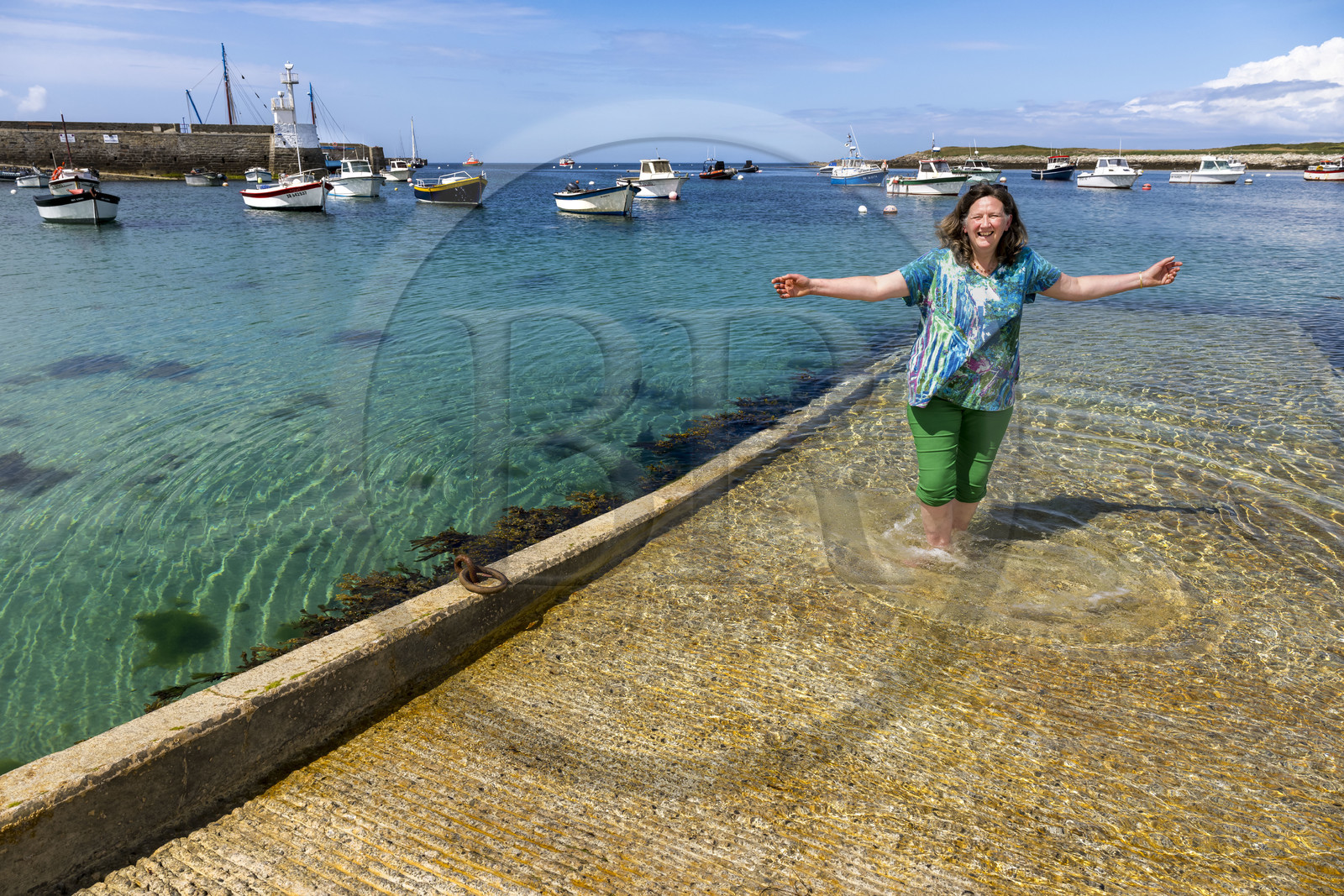 France, Finistère (29), Mer d'Iroise, Ile de Molène, Christine Demeure qui gère la seule épicerie de l'ile au port
