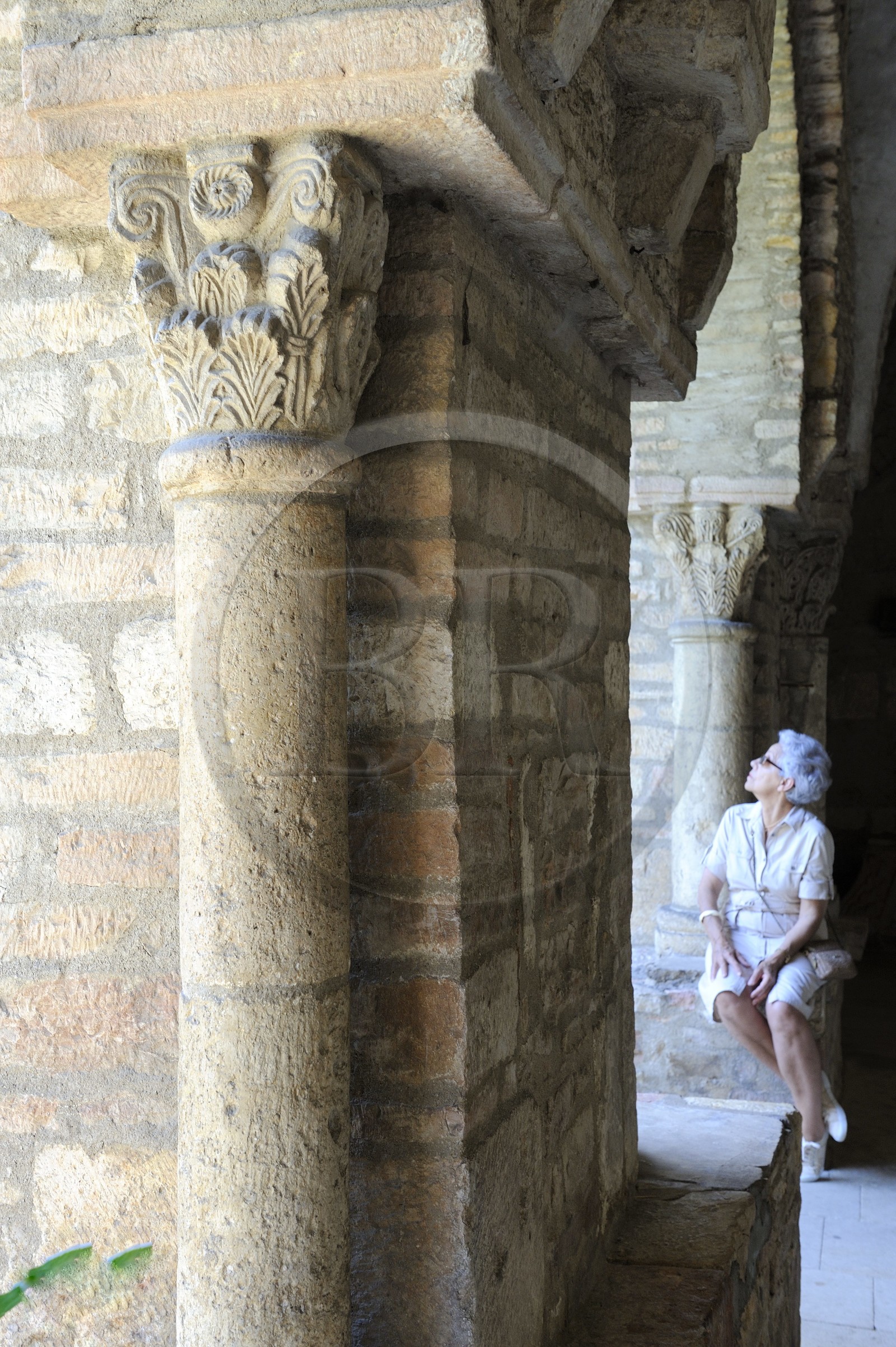 France, Saône et Loire (71), abbaye de Tournus, colonne du cloitre