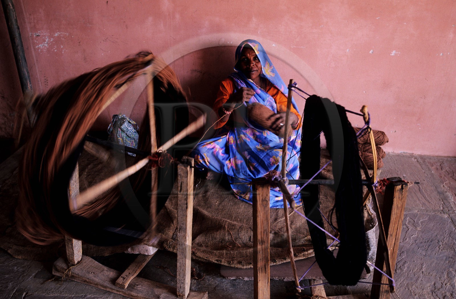 Inde, état du Rajasthan, Jaipur, fabrication d'un tapis, filage de la laine