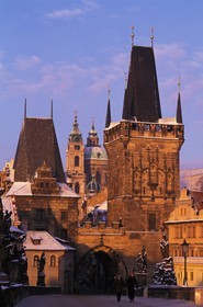 République Tchèque, Prague, le Pont Charles sur la Vltava, porte de Mala Strana et l'église Saint-Nicolas