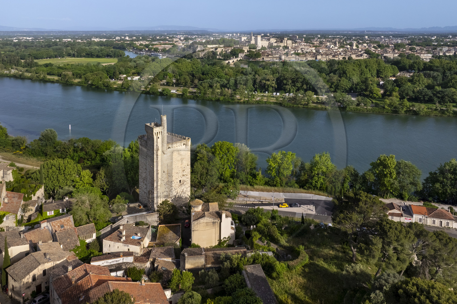 France (30), Gard, Villeneuve-lès-Avignon, la tour Philippe Le Bel du XIVe siècle et le Palais des Papes à Avignon classé Patrimoine mondial de l'UNESCO en arrière plan