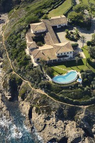 France, Var (83), le Golfe de Saint Tropez, Saint-Tropez, villa de luxe sur la pointe de la rabiou (vue aérienne)