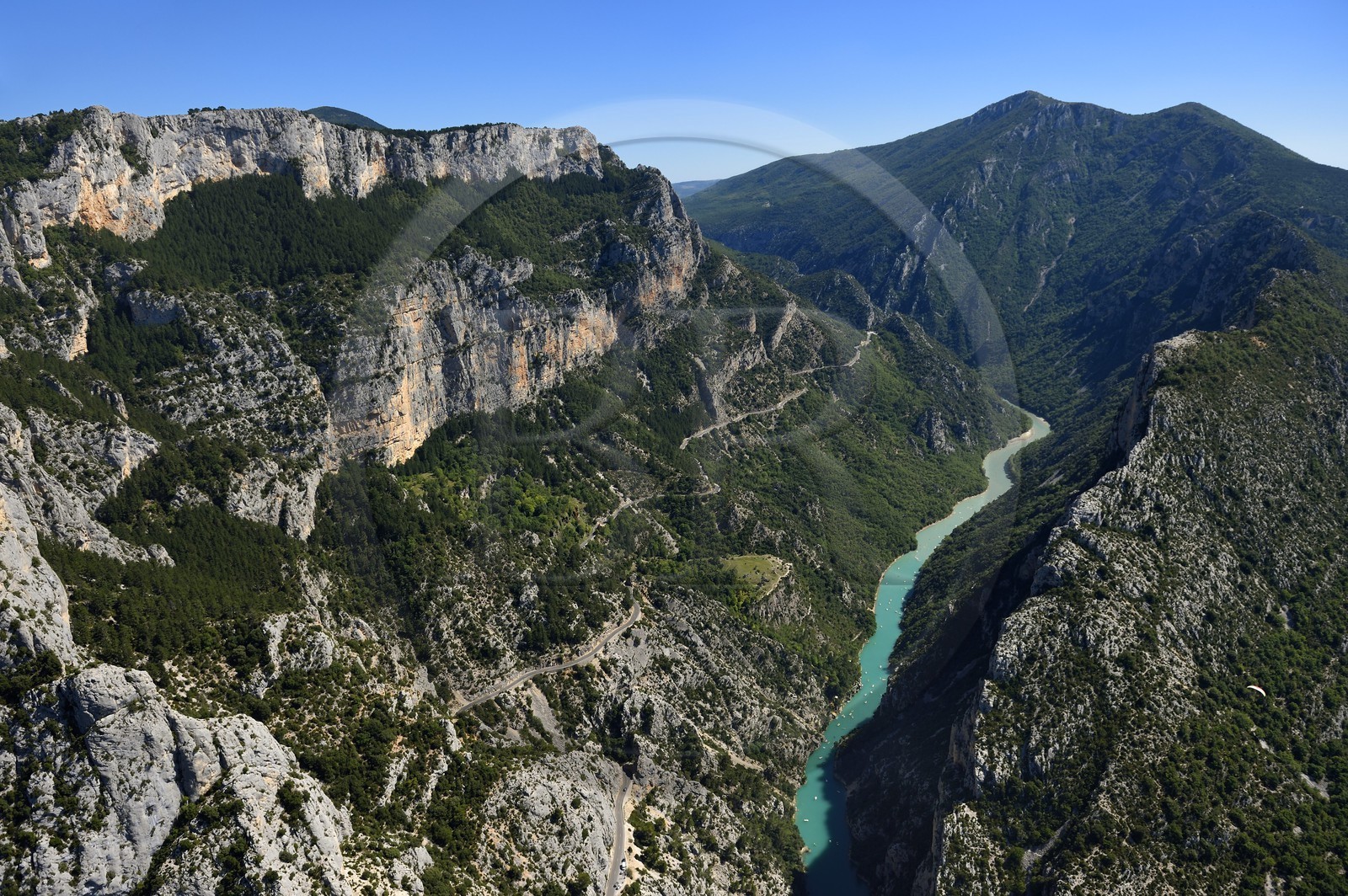 Var (83) rive gauche et Alpes-de-Haute-Provence (04) rive droite, Parc Naturel Régional du Verdon, le Grand Canyon des Gorges du Verdon entre Le Galetas et le Cirque de Vaumale en arrière plan (vue aérienne)