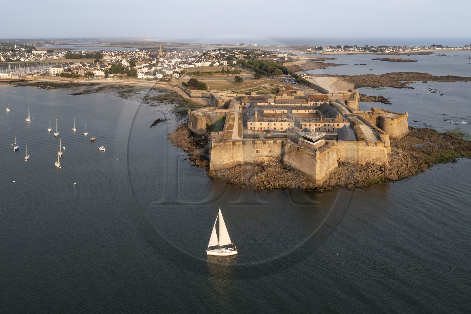 France, Morbihan (56), Port-Louis, la citadelle de Port-Louis remaniée par Vauban à l'entrée de la rade de Lorient, musée de la Compagnie des Indes (vue aérienne) France, Morbihan (56), Port-Louis, la citadelle de Port-Louis remaniée par Vauban à l'entrée de la rade de Lorient, musée de la Compagnie des Indes (vue aérienne)