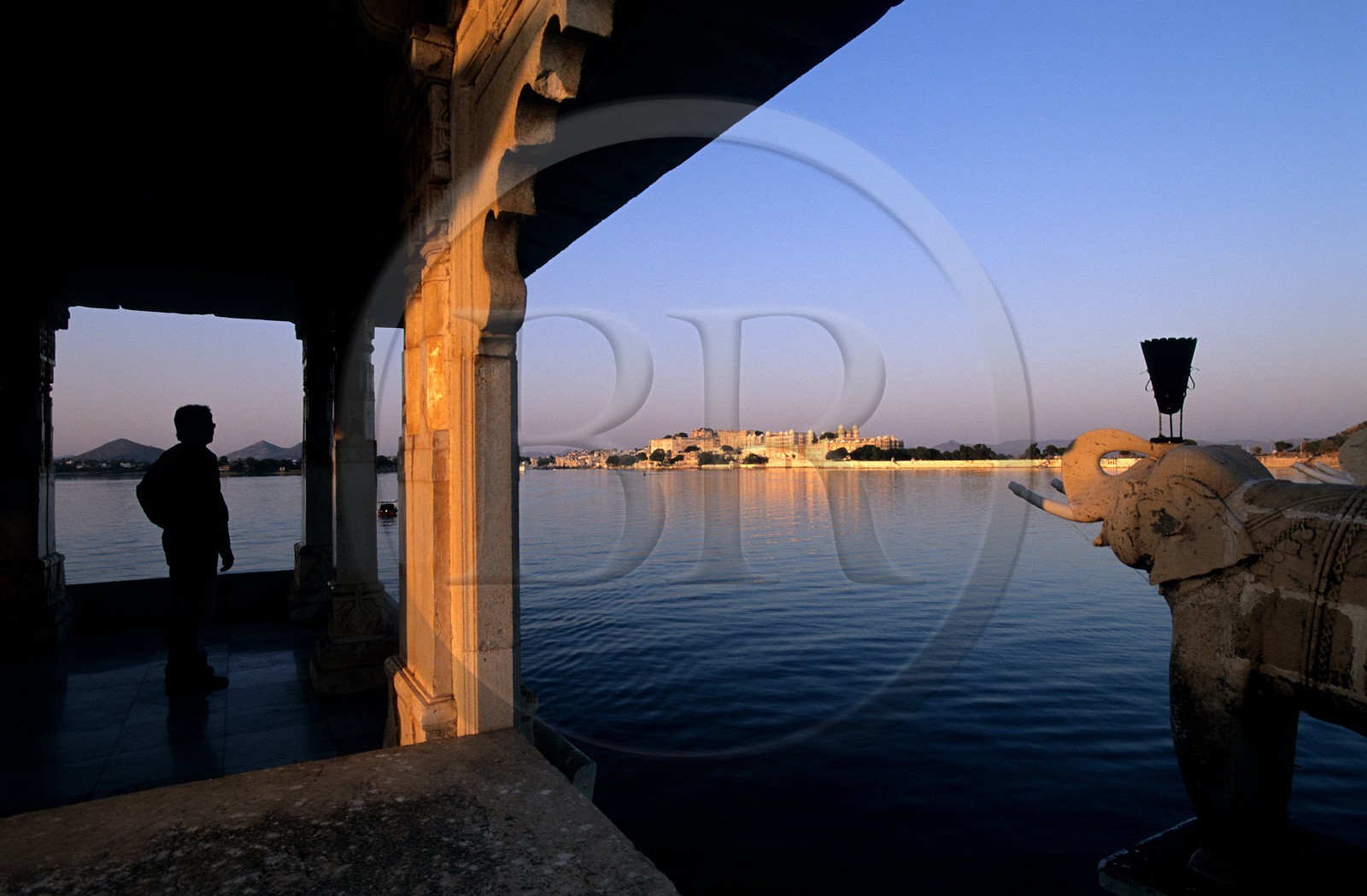 Inde, état du Rajasthan, Udaipur, Lac Pichola, le City Palace vu depuis l'île de Jag Mandir