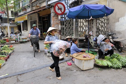 Vietnam, Hanoï, quartier des 36 rues dans la vieille ville, petit marché de fruits et légumes