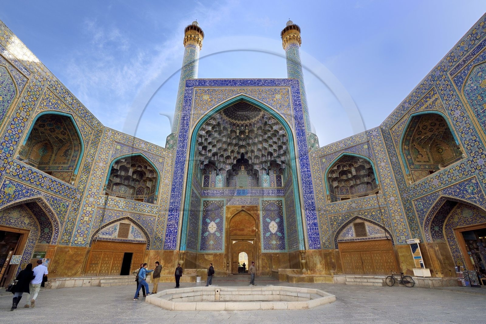 Iran, province d'Ispahan, Ispahan, place naghsh-i jahan aussi connue sous le nom de place Imam Khomeiny, classée au patrimoine mondial par l'UNESCO, la mosquée de l'Imam ou mosquée du Chah (Shah) avec son entrée monumentale