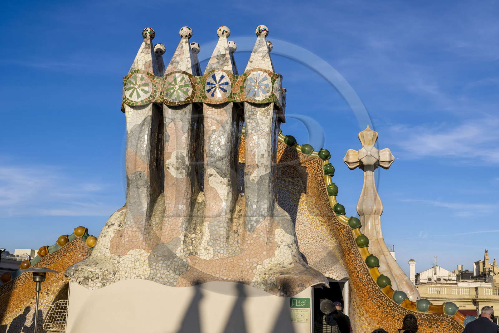 Espagne, Catalogne, Barcelone, quartier de l'Eixample, Passeig de Gracia, Casa Batllo de l'architecte du modernisme catalan Antoni Gaudi, site classé au Patrimoine Mondial de l'UNESCO, cheminées, toiture suggérant l'échine du dragon et tour couronnée d'une flèche en céramique surmontée d'une croix typique de Gaudi