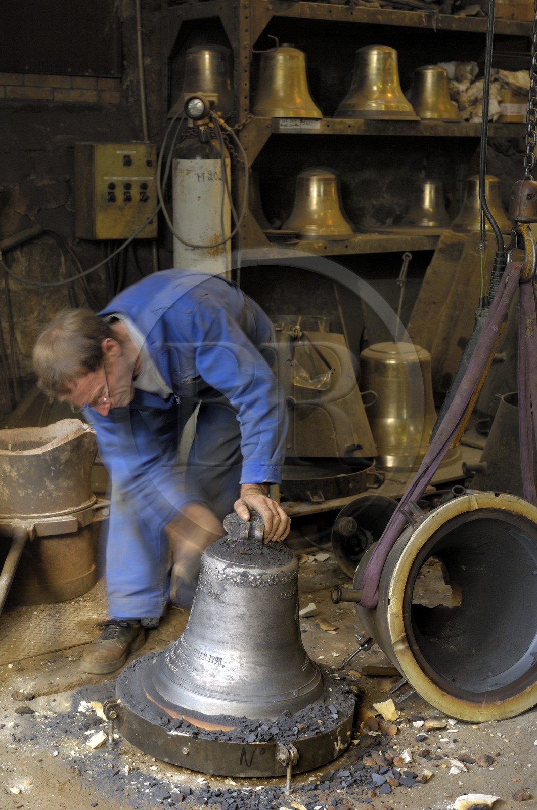 France, Manche (50), Villedieu-les-Poêles, la fonderie de cloches Cornille-Havard, demoulage d'une cloche