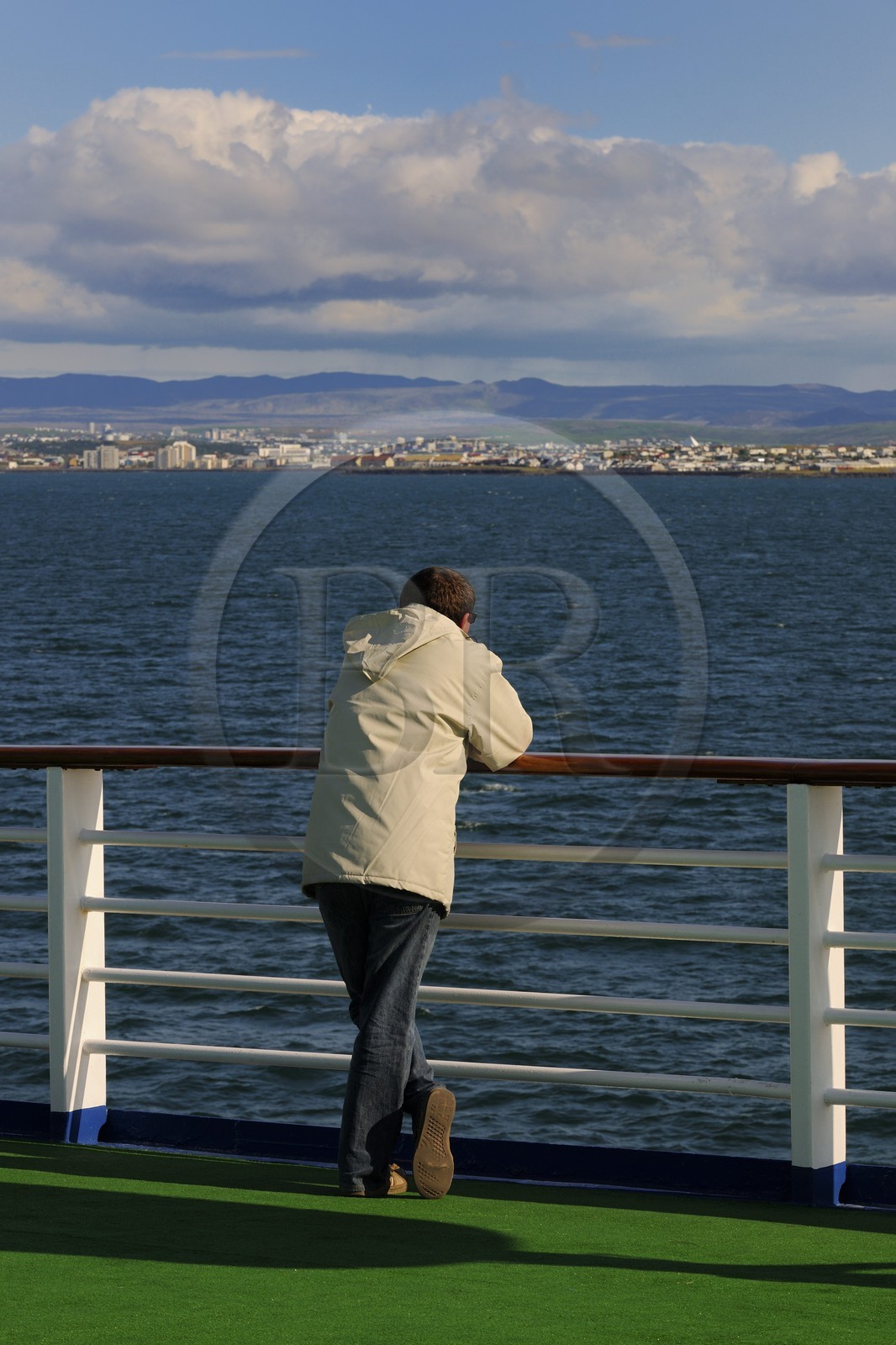 Islande, Reykjavik, le bateau de croisière Princess Danaé au sortir de la baie