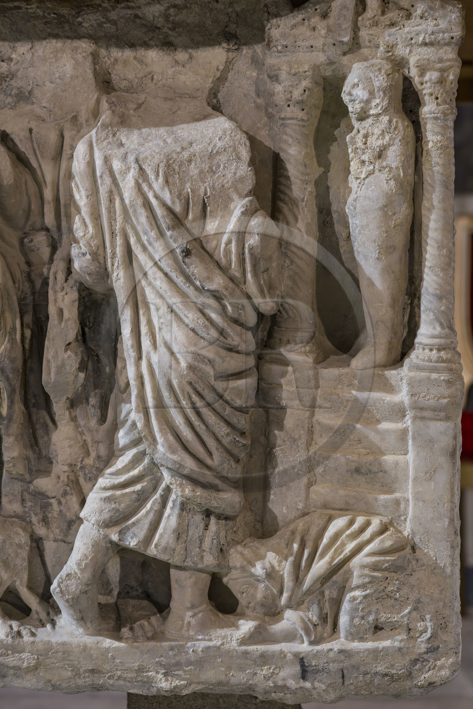 France, Bouches-du-Rhône (13), Tarascon, la collégiale royale Sainte-Marthe érigée aux XIe et XIIe siècles, la crypte remaniée au XVIIe siècle, abrite le sarcophage paléochrétien en marbre blanc (du début du IVe siècle) qui contient les reliques de Sainte-Marthe, la Résurrection de Lazare, le corps recouvert de bandelettes, le Christ à ses côtés et Marthe agenouillée à ses pieds (symbole de l'onction des malades) (détail) France, Bouches-du-Rhône (13), Tarascon, la collégiale royale Sainte-Marthe érigée aux XIe et XIIe siècles, la crypte remaniée au XVIIe siècle, abrite le sarcophage paléochrétien en marbre blanc (du début du IVe siècle) qui contient les reliques de Sainte-Marthe, la Résurrection de Lazare, le corps recouvert de bandelettes, le Christ à ses côtés et Marthe agenouillée à ses pieds (symbole de l'onction des malades) (détail)