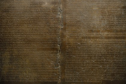 France, Rhône (69), Lyon, site historique classé Patrimoine Mondial de l'UNESCO, colline de Fourvière, musée gallo-romain de Fourvière, la Table claudienne est une plaque de bronze portant l'inscription d'un discours prononcé par l'empereur Claude en 48 devant le Sénat romain