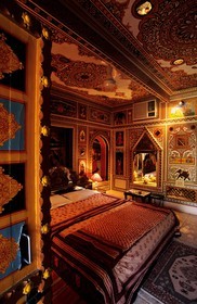 Inde, état du Rajasthan, ville de Jhunjhunu, chambre du Jamuna resort décorée de copies de fresques traditionnelles