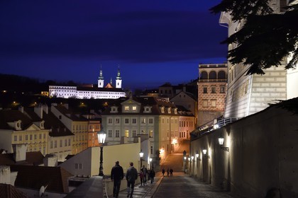 République Tchèque, Prague, Hradcany (quartier du chateau), la montée au chateau royal Ke Hradu et le Monastère de Strahov en arrière plan