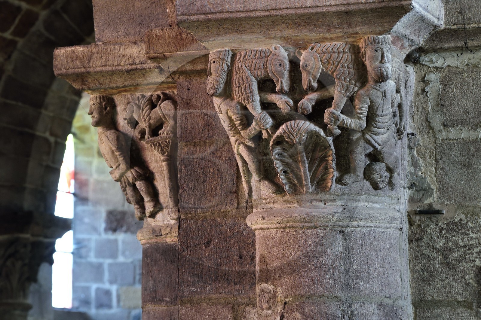 France, Haute-Loire (43), Brioude, la Basilique Saint-Julien de Brioude de style roman auvergnat, chapiteaux sculptés ornés de motifs, les porteurs de mouton qui amènent les animaux au sacrifice