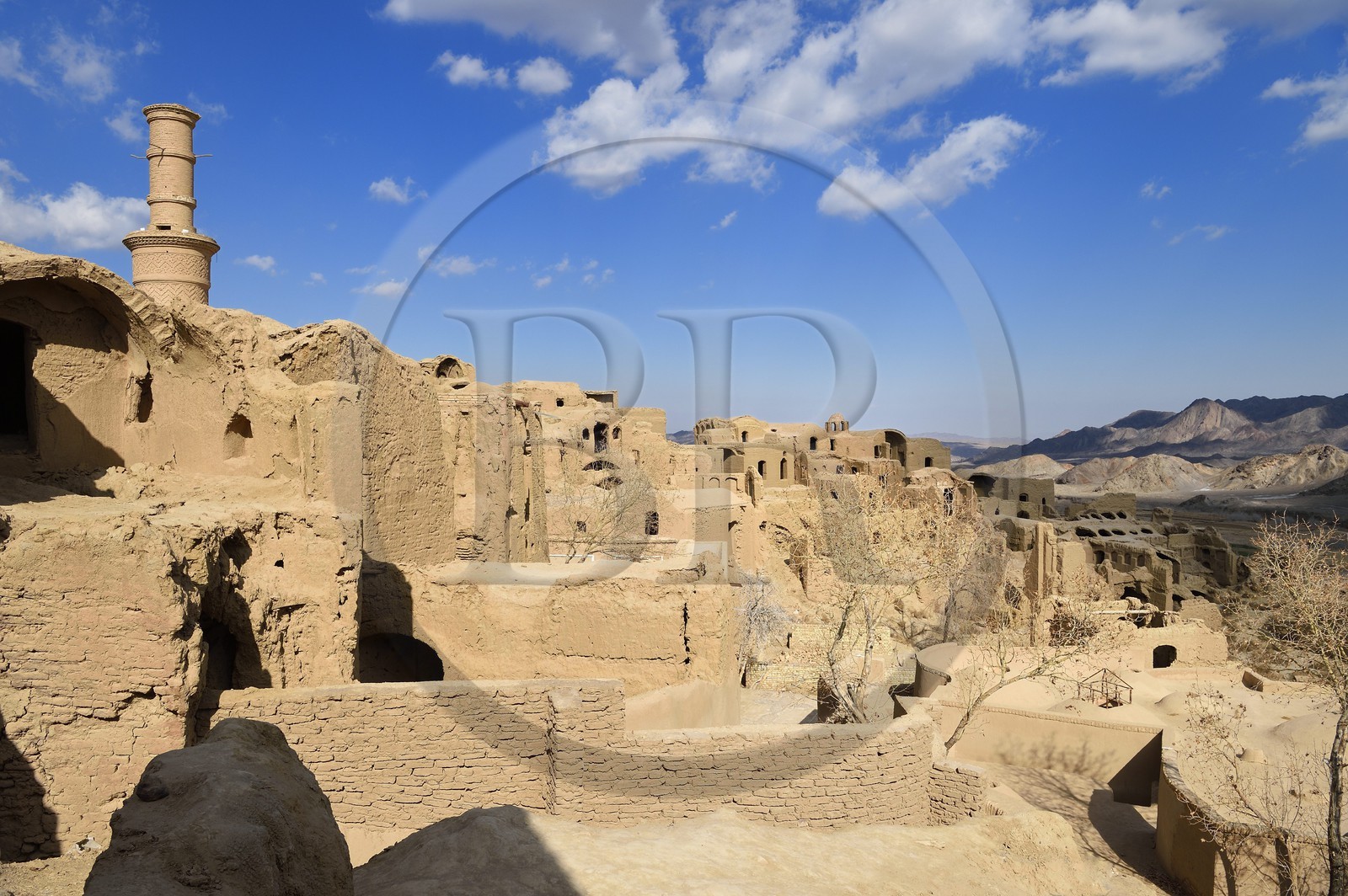 Iran, Province de Yazd, en bordure du désert du Dasht-e Kavir, le vieux village de Kharanaq avec ses maisons en briques de terre crue (adobe) surplombant la vallée Andjir