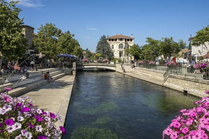 France, Vaucluse (84), L'Isle-sur-la-Sorgue, un des bras de la Sorgue, l'ancien chateau Dumas construit en 1880 et devenu la Caisse d'Epargne