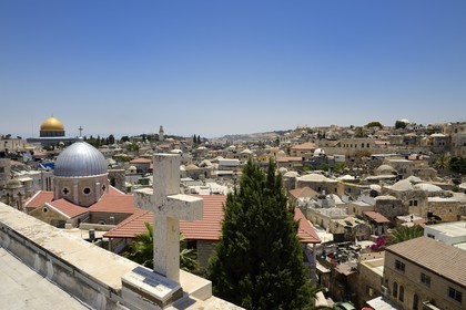 Israel, Jérusalem, ville sainte, vieille-ville classée Patrimoine Mondial de l'UNESCO, les toits du quartier musulman, à gauche l'église Notre-Dame du Spasme et le Dome du Rocher en arrière plan