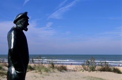 Belgique, Flandre-Occidentale, plage de De Panne, statue d'un pêcheur observant la mer