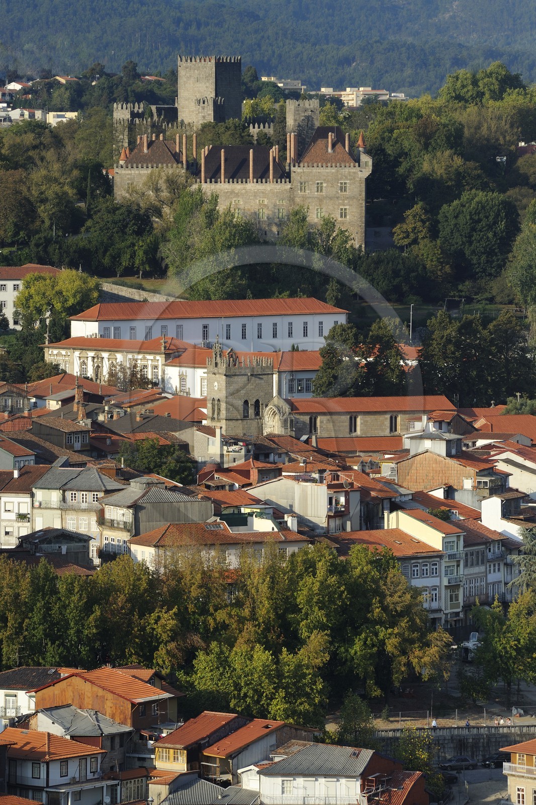 Portugal, région du Minho, Guimaraes, ville classée Patrimoine Mondial de l' UNESCO, la vieille ville dominée par le Chateau