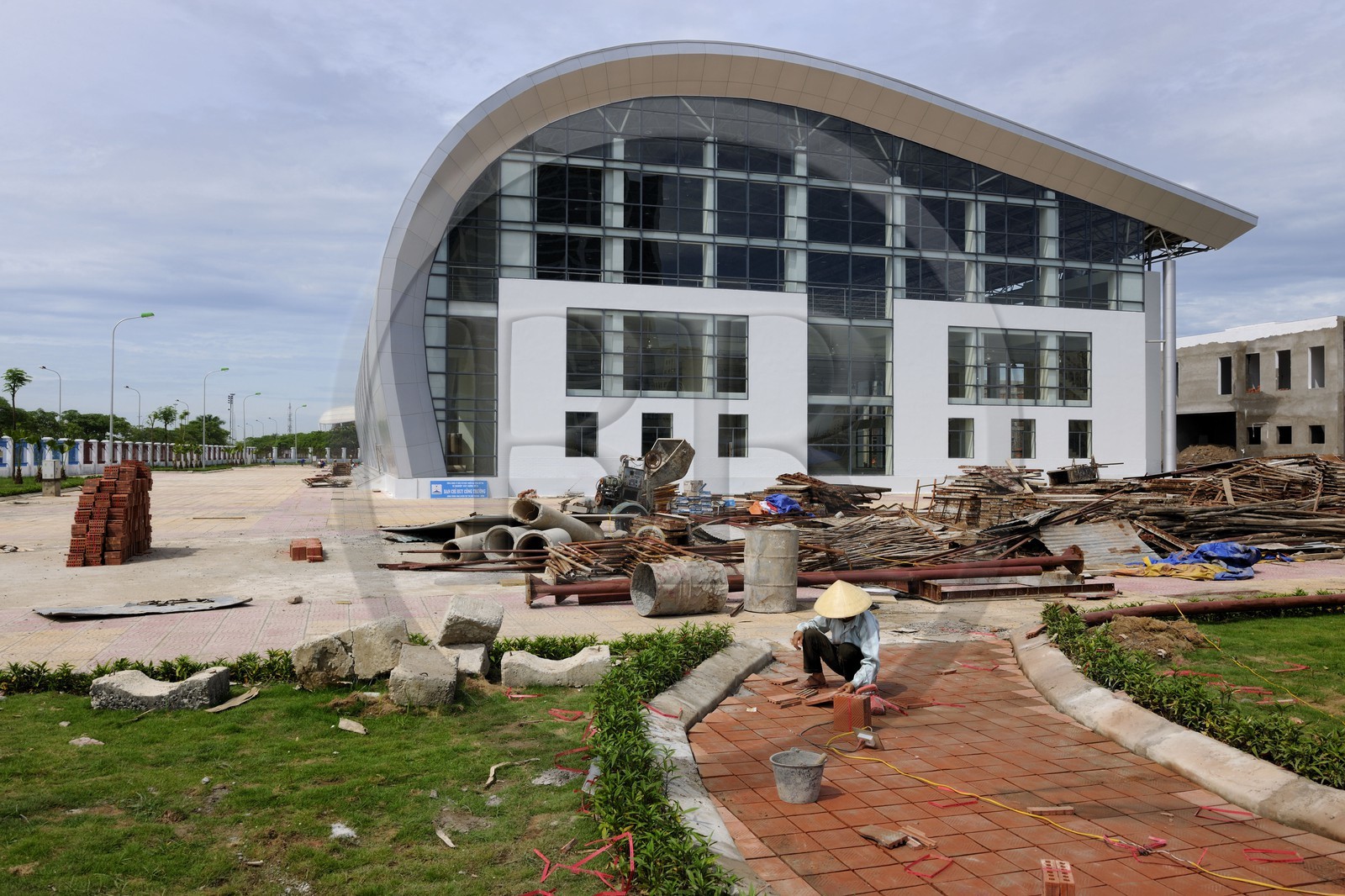 Vietnam, Hanoï, nouveau quartier de Tu Liem, salle de sport design en construction derrière le National Stadium