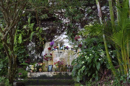 France, Ile de la Reunion, Saint Joseph, rivière Langevin sur les flanc du Volcan Piton de la Fournaise, petite chapelle à la Vierge en bordure de route
