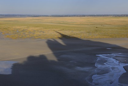 France, Manche (50), la Baie du Mont-Saint-Michel à l'ombre projetée du Mont