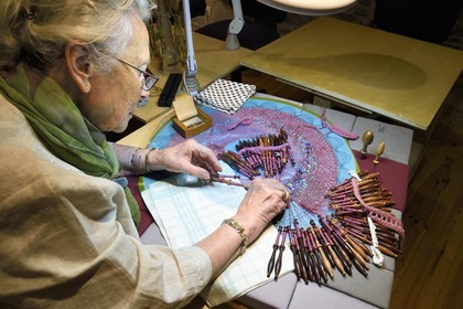 France, Haute-Loire (43), Brioude, atelier d'Art Couleurs Dentelle, la dentellière Irina Fougeron sur un carreau traditionnel, dentelle aux fuseaux