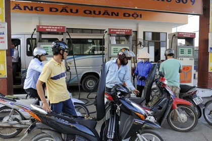 Vietnam, Hanoï, circulation en moto, station essence