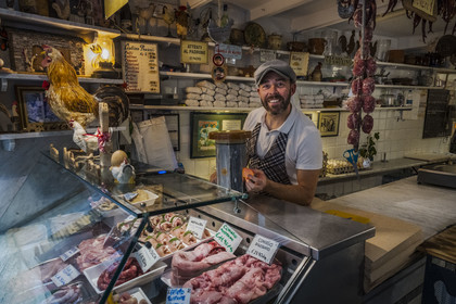 Italy, Liguria, Genoa, alley of the old historic center, Sergio in the poultry store La Polleria in Vico Inferiore del Ferro street, he enjoys presenting the egg mirror of his ancestors which allowed to control the freshness