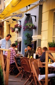 Lituanie (Pays Baltes), Vilnius, terrasse de restaurant dans la rue Pilies (piétonne) au cúur de la vieille ville