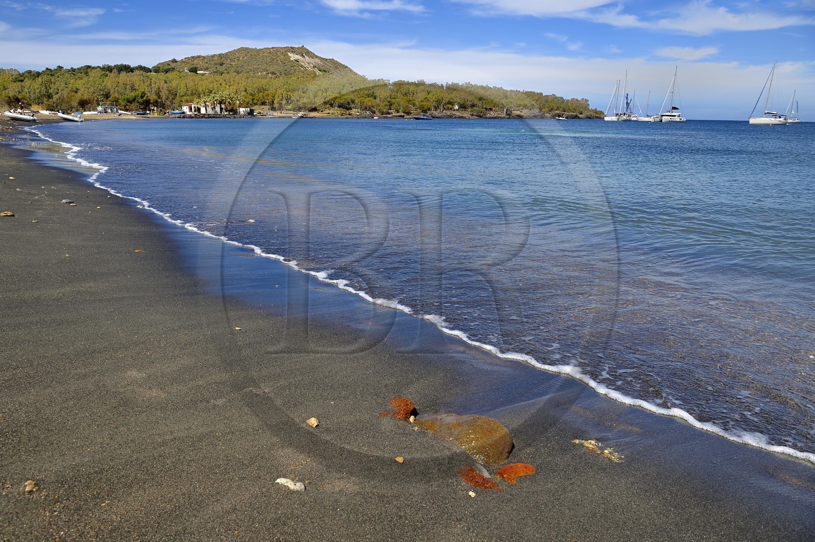 Italie, Sicile, iles Eoliennes, classées Patrimoine Mondial de l'UNESCO, ile de Vulcano, plage de sable noir de Porto de Levante