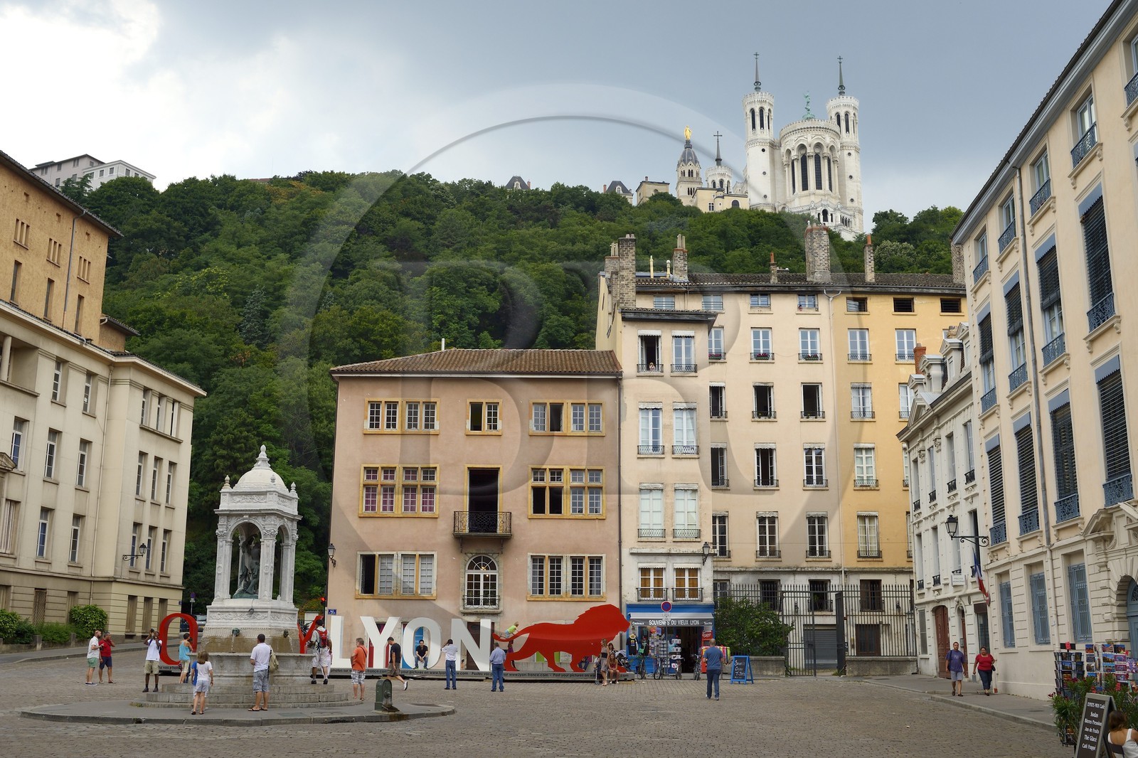 France, Rhône (69), Lyon, site historique classé Patrimoine Mondial de l'UNESCO, Vieux Lyon, place Saint Jean dominée par la basilique Notre-Dame de Fourvière, label de communication de l'aglomeration Onlylyon