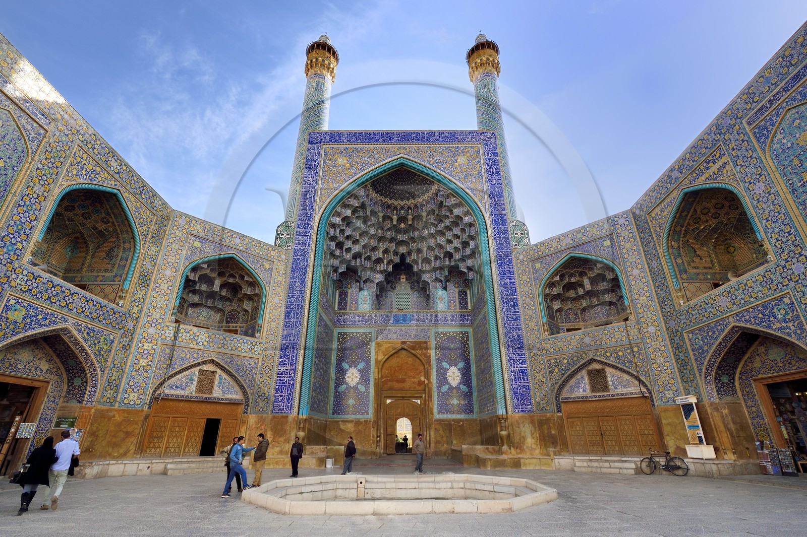 Iran, province d'Ispahan, Ispahan, place naghsh-i jahan aussi connue sous le nom de place Imam Khomeiny, classée au patrimoine mondial par l'UNESCO, la mosquée de l'Imam ou mosquée du Chah (Shah) avec son entrée monumentale Iran, province d'Ispahan, Ispahan, place naghsh-i jahan aussi connue sous le nom de place Imam Khomeiny, classée au patrimoine mondial par l'UNESCO, la mosquée de l'Imam ou mosquée du Chah (Shah) avec son entrée monumentale