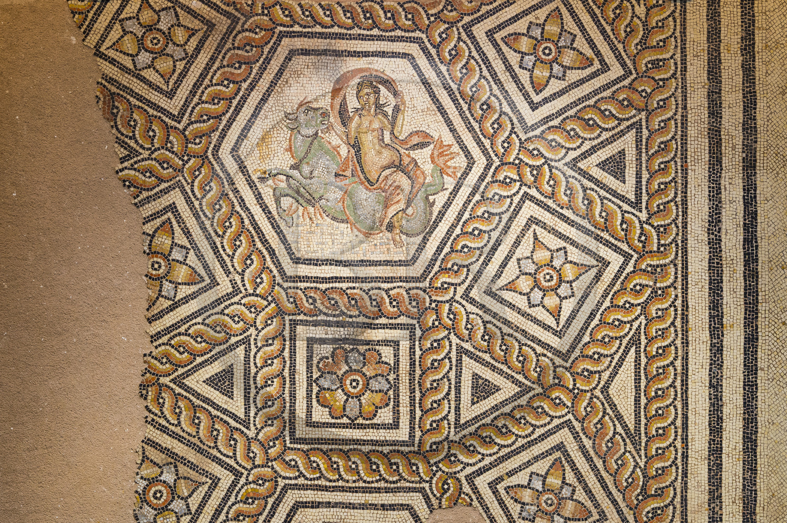 France, Gard (30), Nîmes, Musée de la Romanité, mosaique romaine représentant une Néréide chevauchant un taureau marin, fin Ier - début IIème siècle ap.J.-C. France, Gard (30), Nîmes, Musée de la Romanité, mosaique romaine représentant une Néréide chevauchant un taureau marin, fin Ier - début IIème siècle ap.J.-C.