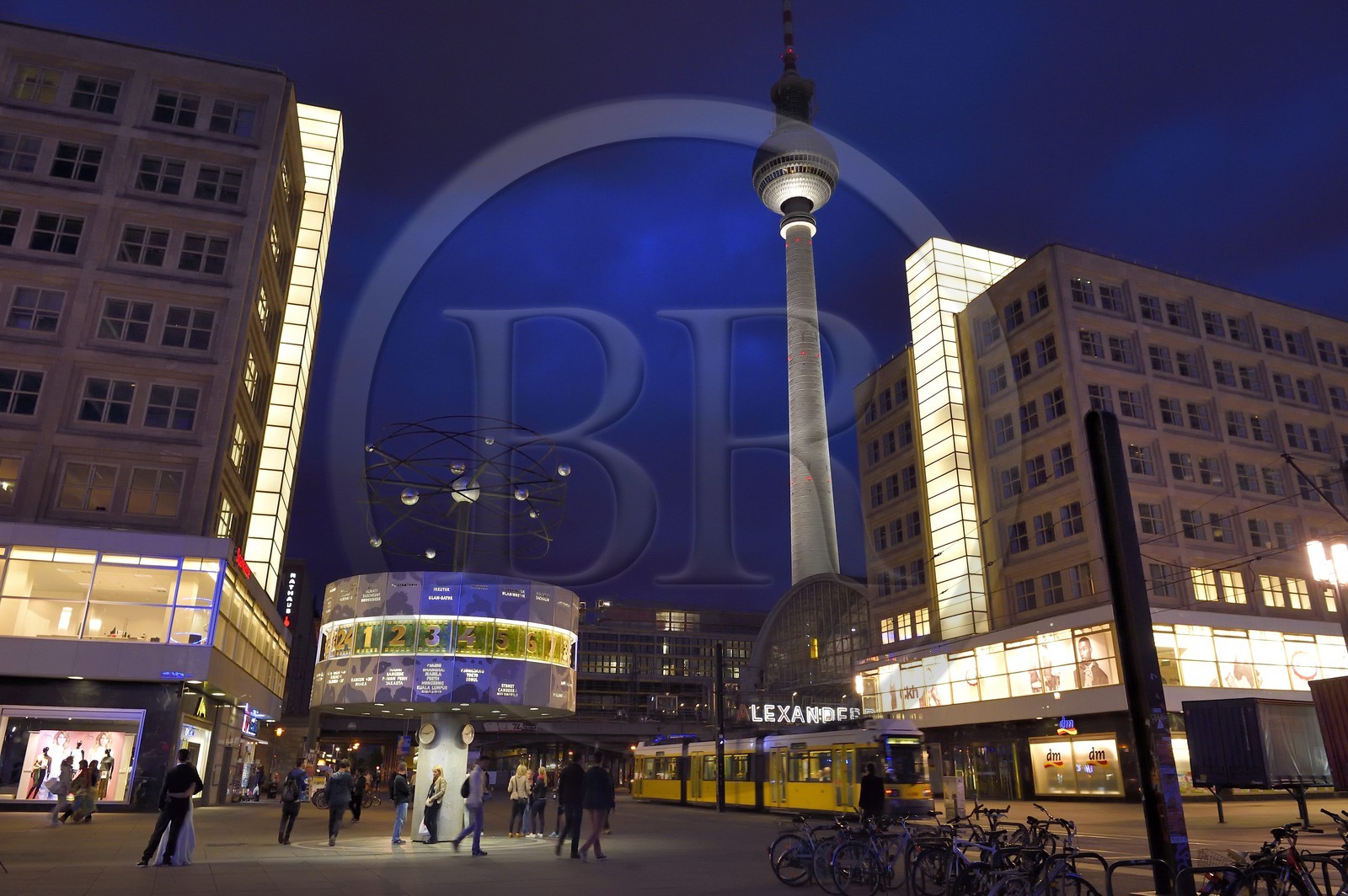 Allemagne, Berlin, quartier de Berlin-Mitte, Alexanderplatz, le Weltzeituhr (horloge universelle Urania) et la tour de la télévision