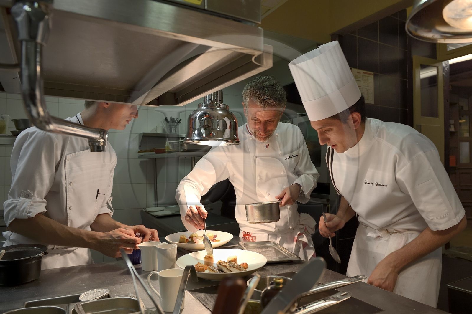 France, Rhône (69), Lyon, restaurant de la Mère Brazier fondé en 1921 par Eugénie Brazier, Mathieu Viannay Chef doublement étoilé au guide Michelin et sa brigade en cuisine