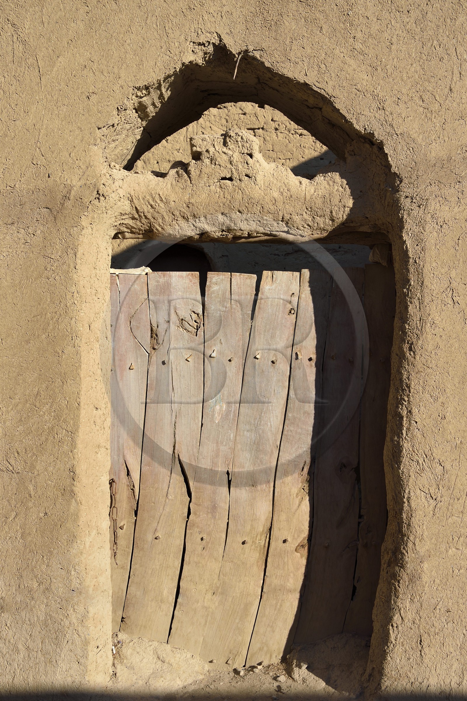 Iran, Province d'Ispahan, désert du Dasht-e Kavir, région de Khur et Biabanak, Bayazeh, porte de maison en bois