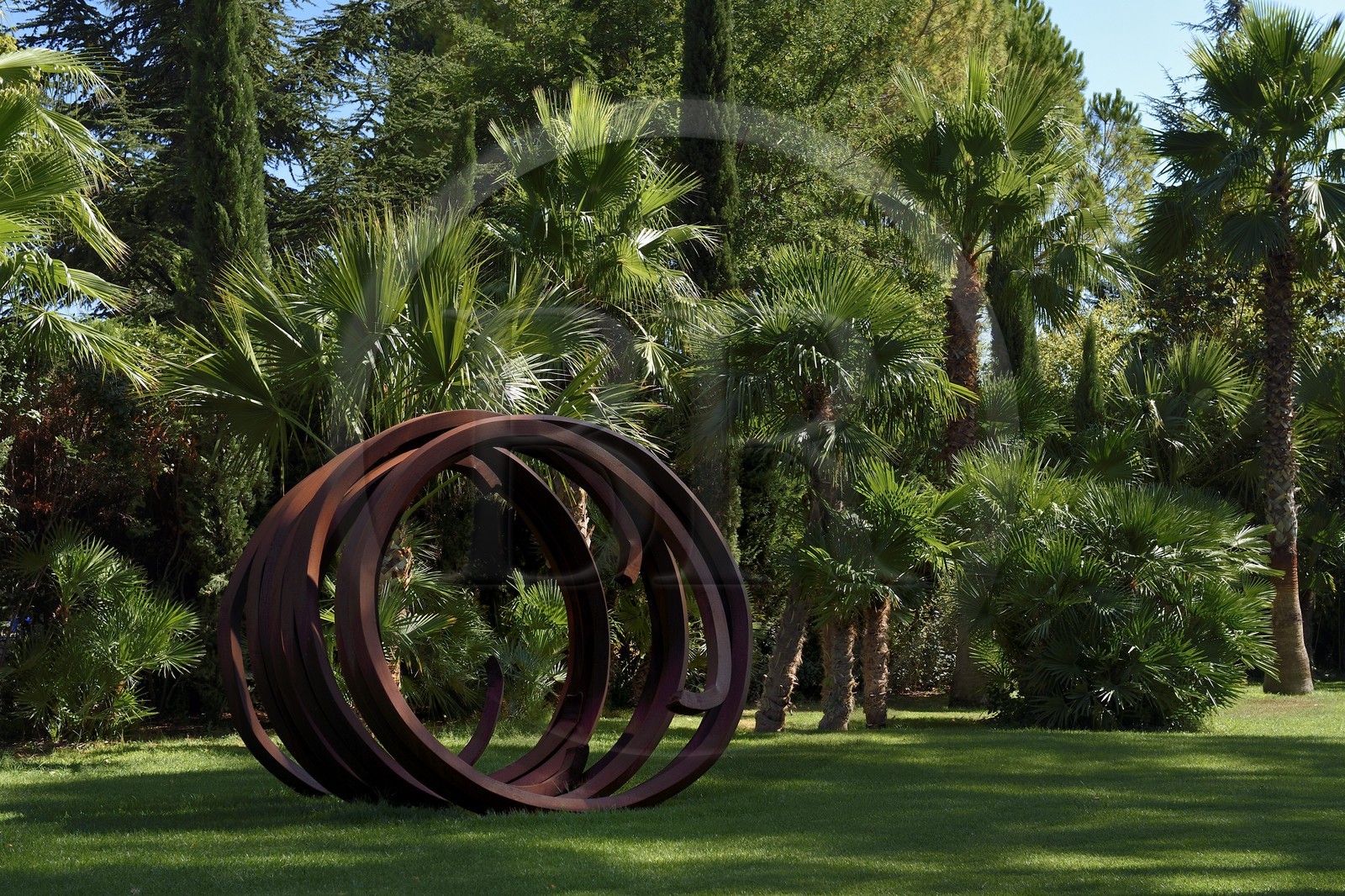 France, Var (83), Le Muy, Fondation Bernar Venet, arches métalliques de Bernar Venet disséminées dans le parc