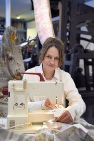 France, Haut-Rhin (68), Mulhouse, Musée de l'Impression sur Etoffes, Marie-Jo Gebel créatrice de l'étoffe de Noël officielle de la ville de Mulhouse, ici celle de 2021