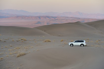 Iran, Province de Yazd, désert du Dasht-e Kavir, Moghestan, 4x4 dans les dunes