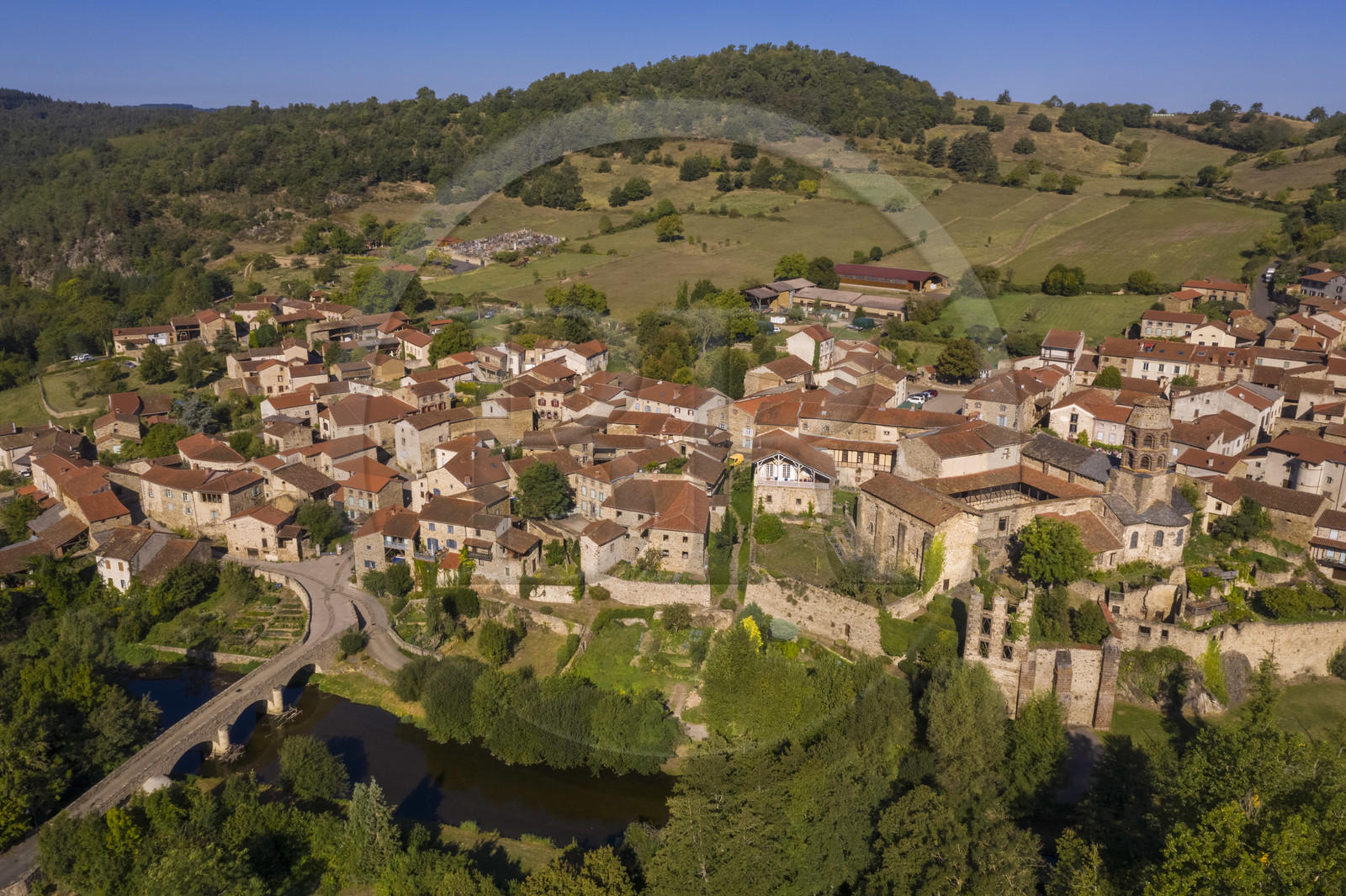 France, Haute-Loire (43), Lavaudieu, labellisé Les Plus Beaux Villages de France, l'Abbaye Saint-André de style roman auvergnat et le vieux pont sur la Senouire (vue aérienne) France, Haute-Loire (43), Lavaudieu, labellisé Les Plus Beaux Villages de France, l'Abbaye Saint-André de style roman auvergnat et le vieux pont sur la Senouire (vue aérienne)