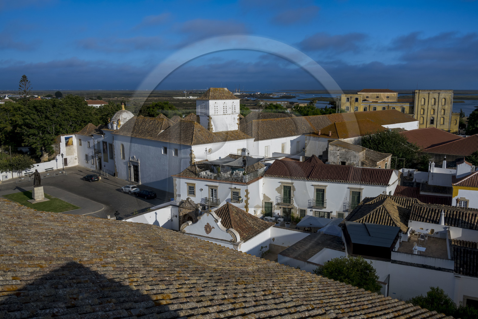 Portugal, Algarve, Faro, la vieille ville, statue Afonso III devant le Musée municipal de Faro dans l'ancien couvent Nossa Senhora da Assuncao