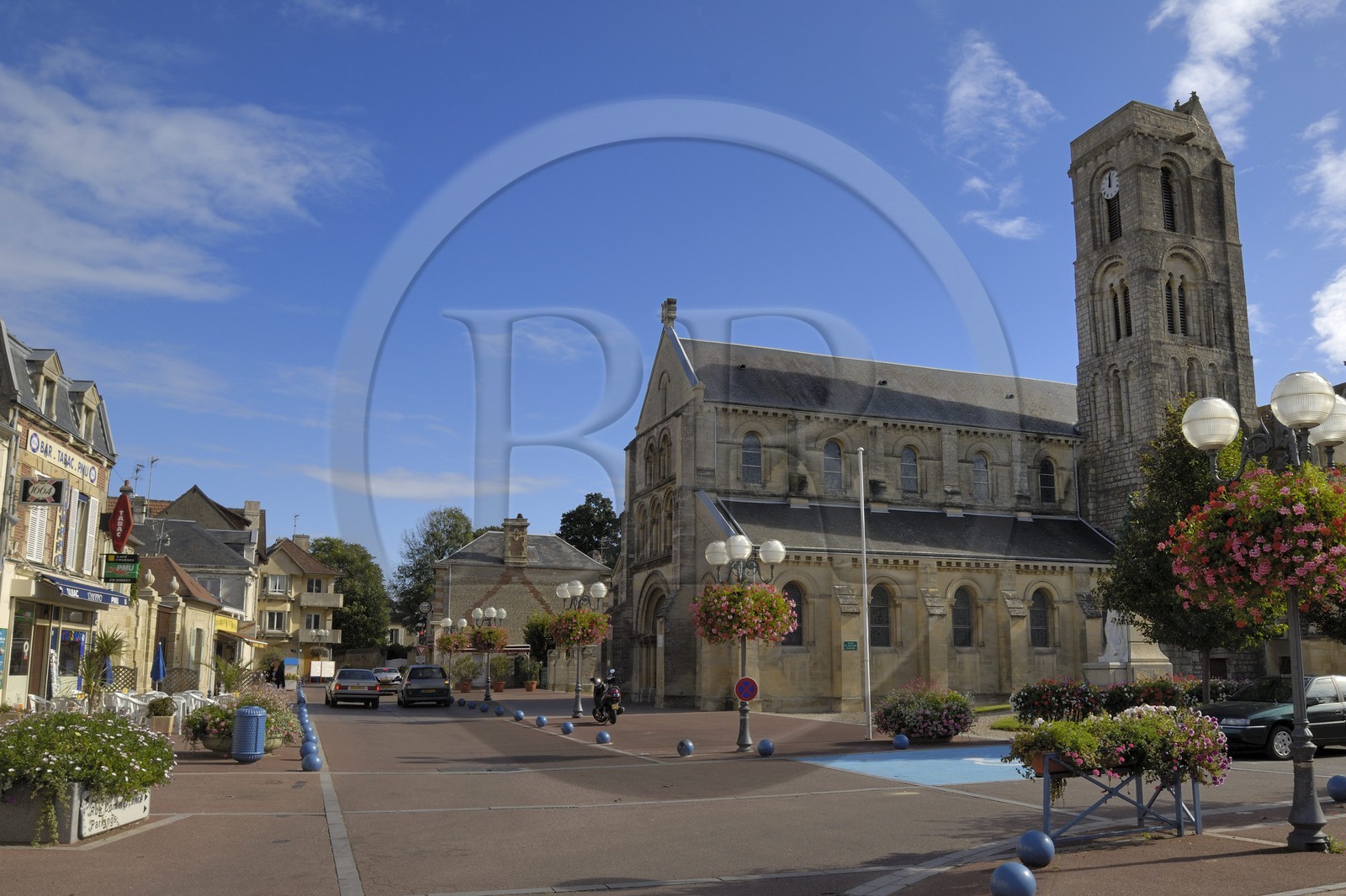 France, Calvados (14), Cote de Nacre, Lion-sur-Mer, l'église et sa tour romane du XIeme siècle