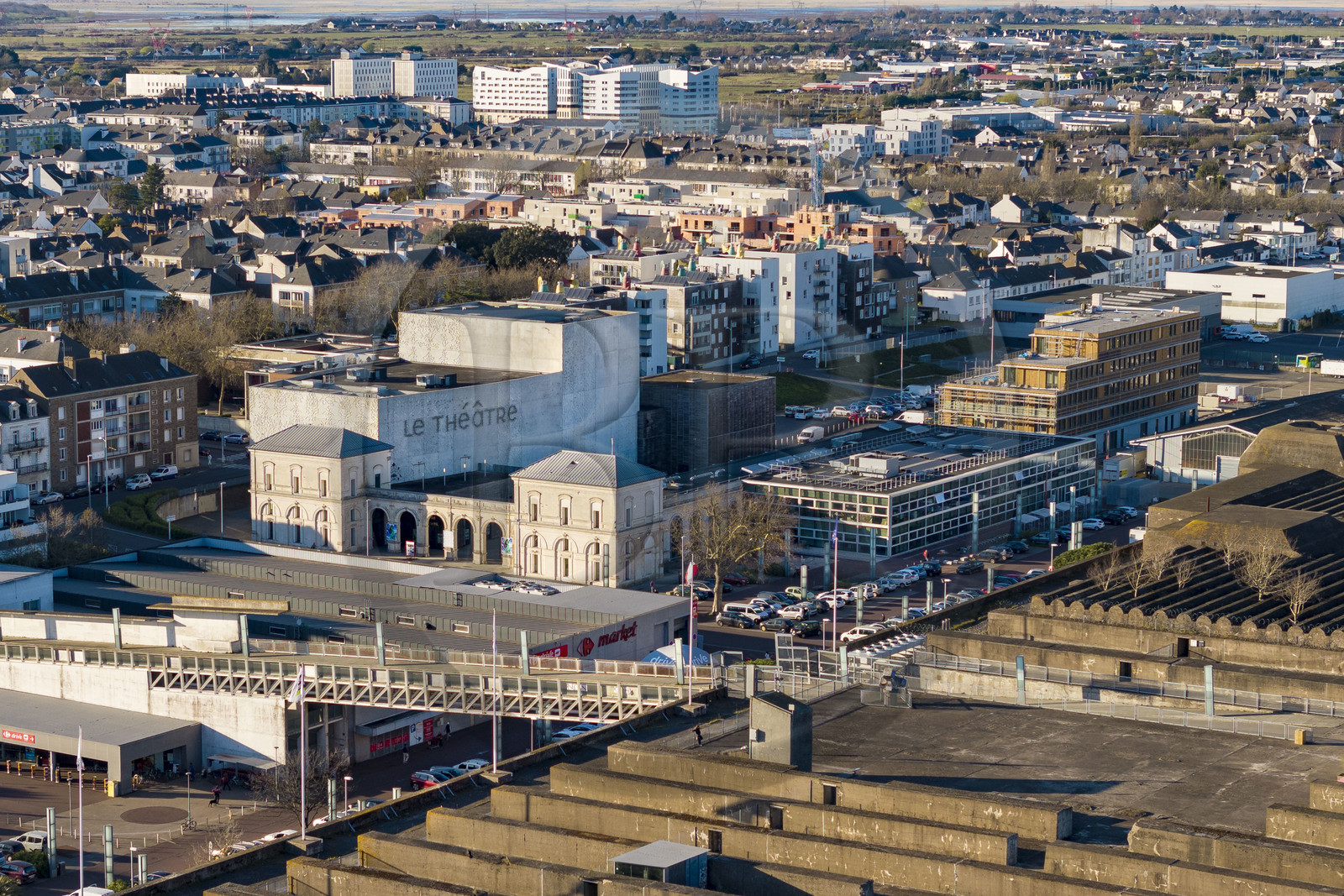 France, Loire-Atlantique (44), Saint-Nazaire, le Théatre, Théatre Simone Veil, scène nationale, réalisé par Karine Herman de l'agence K-architectures dans l'ancienne gare bombardée de la ville, le toit de la base sous-marine au premier plan (vue aérienne) France, Loire-Atlantique (44), Saint-Nazaire, le Théatre, Théatre Simone Veil, scène nationale, réalisé par Karine Herman de l'agence K-architectures dans l'ancienne gare bombardée de la ville, le toit de la base sous-marine au premier plan (vue aérienne)