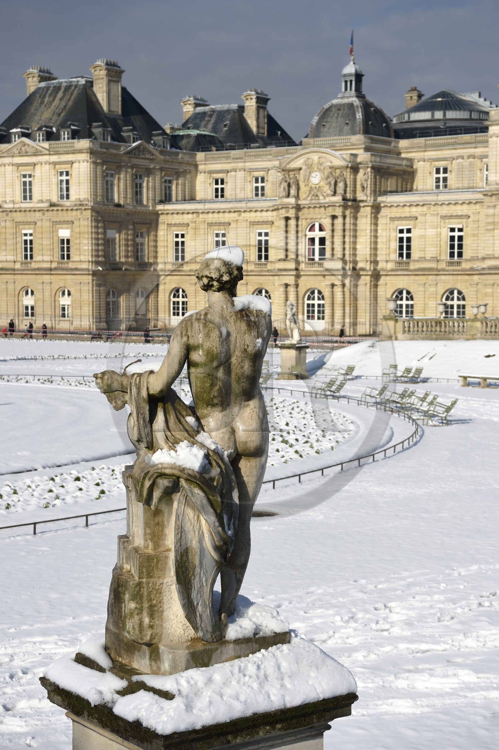 France, Paris (75), quartier Saint-Michel, le jardin du Luxembourg, statue devant le palais du Sénat