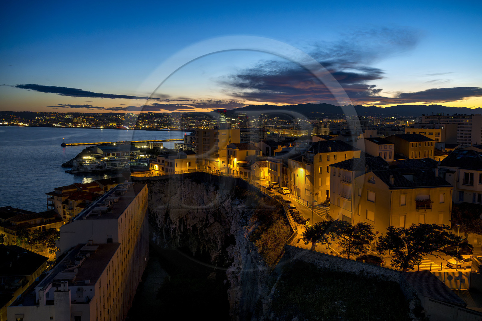France, Bouches du Rhone, Marseille, immeuble de la rue Sollier, la piscine du Cercle des Nageurs de Marseille et le port de commerce en arrière plan France, Bouches du Rhone, Marseille, immeuble de la rue Sollier, la piscine du Cercle des Nageurs de Marseille et le port de commerce en arrière plan