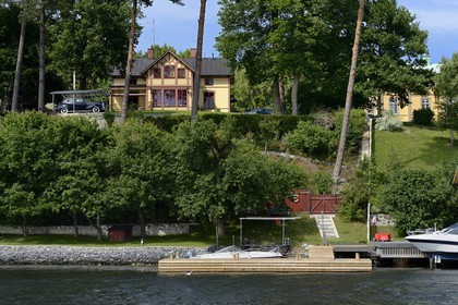 Suède, archipel de Stockholm, Lännerstasundet, belle villa et voiture de collection