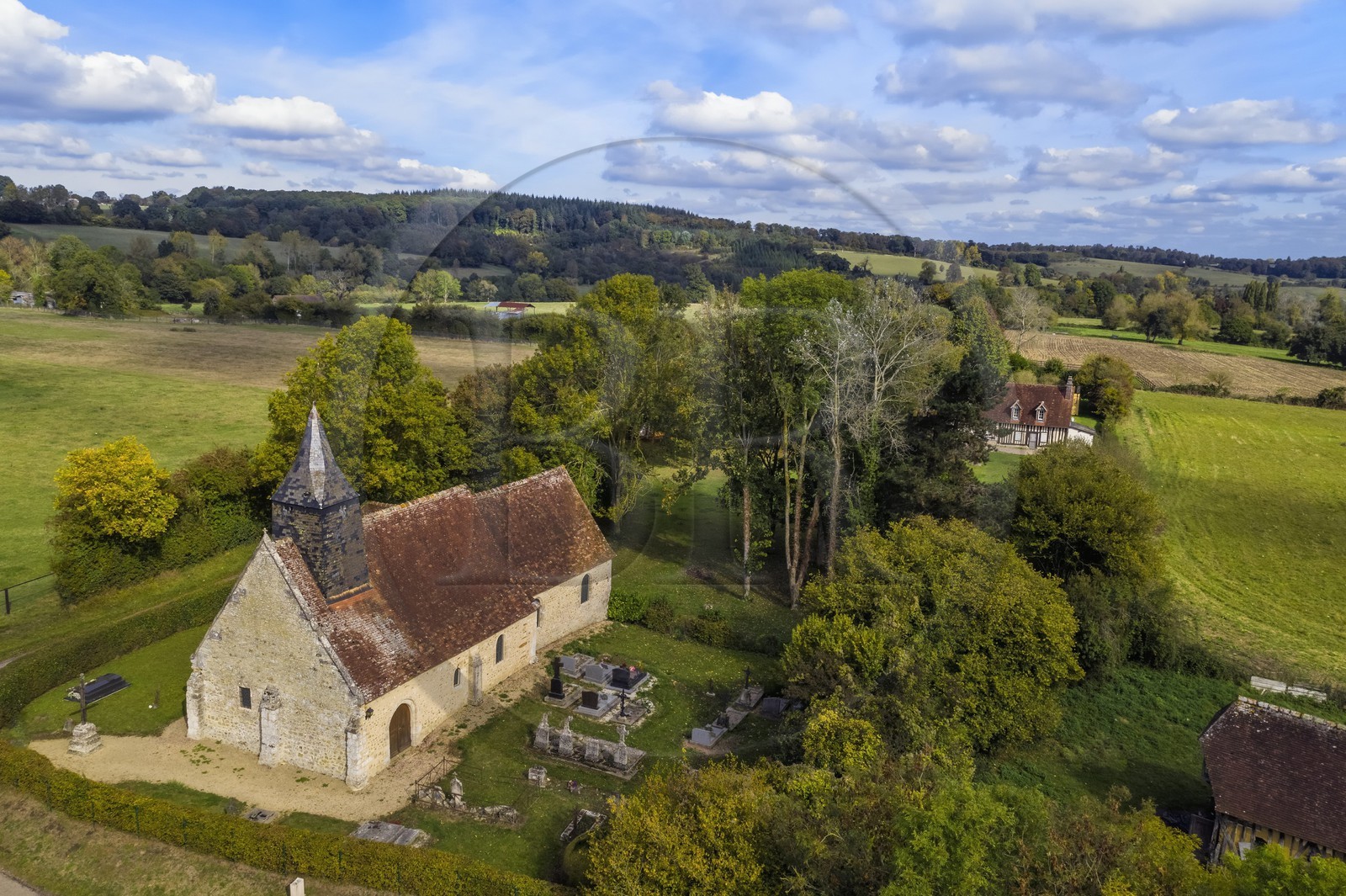France, Orne (61), Pays d'Auge, Ecorches, église Saint-Saturnin des Lignerits du XIIe siècle restaurée au XVIIe siècle, Charlotte Corday (arrière-arrière-arrière-petite-fille de Pierre Corneille) y fut baptisée (vue aérienne)